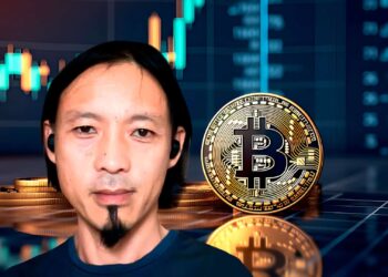 Willy Woo junto a una moneda dorada de bitcoin.