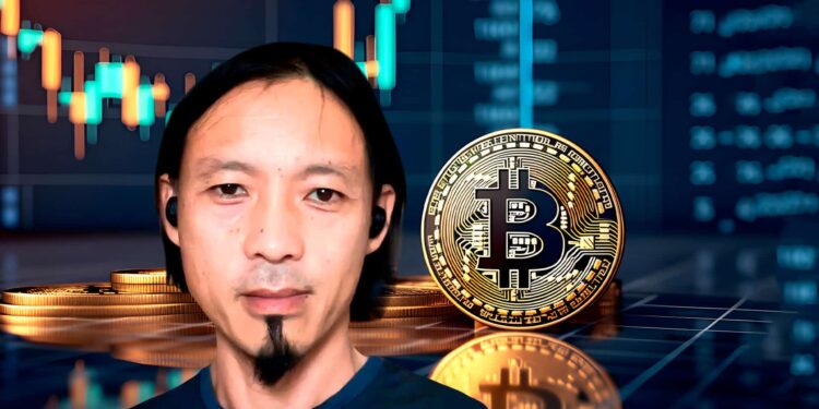 Willy Woo junto a una moneda dorada de bitcoin.