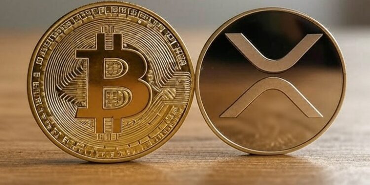 Una moneda dorada de bitcoin junto a una de XRP.
