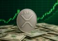 XRP con gráficas verdes y dinero alrededor.