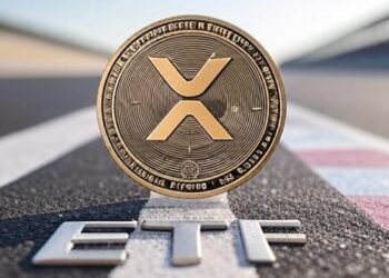 Una moneda de XRP transitando una recta que dice ETF.