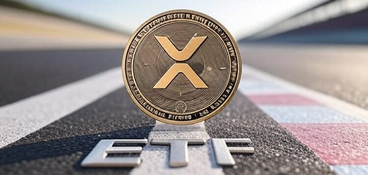 Una moneda de XRP transitando una recta que dice ETF.
