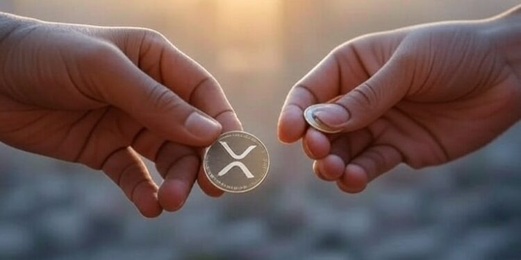 Dos manos y una moneda dorada de XRP.