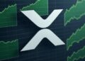 XRP con gráficas verdes de fondo.