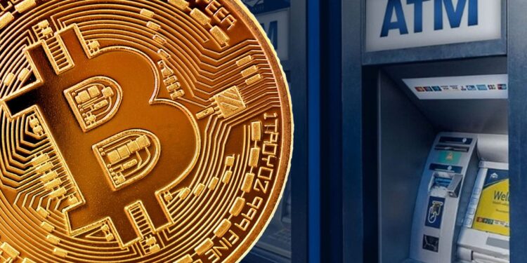 Moneda de Bitcoin delante de un cajero ATM