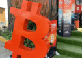 Un logo gigante de bitcoin adorla la entrada de un establecimiento en Huanchaco, Perú.