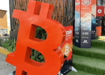 Un logo gigante de bitcoin adorla la entrada de un establecimiento en Huanchaco, Perú.