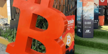 Un logo gigante de bitcoin adorla la entrada de un establecimiento en Huanchaco, Perú.