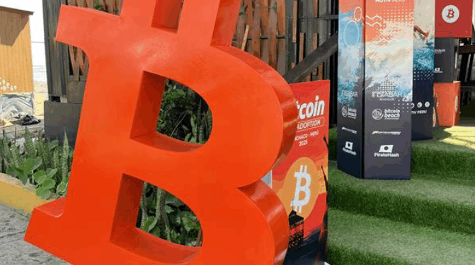 Un logo gigante de bitcoin adorla la entrada de un establecimiento en Huanchaco, Perú.
