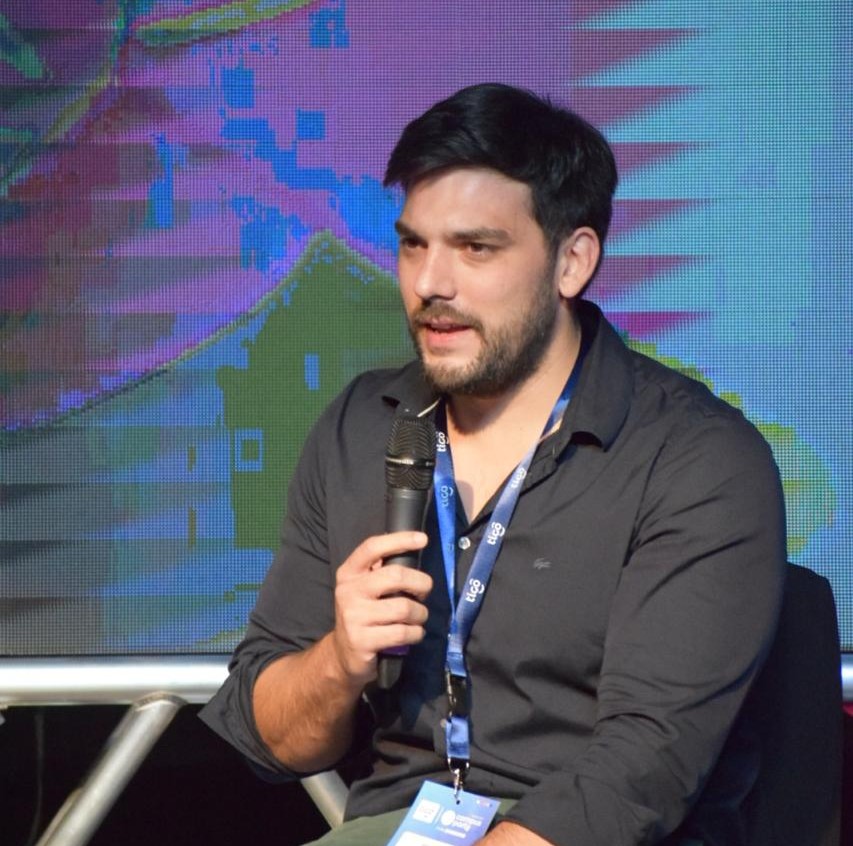 Bruno Vaccotti hablando en un evento en Paraguay.
