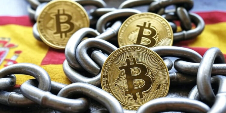 Monedas de Bitcoin encadenadas, sobre la bandera de España.