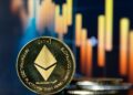 Una moneda de Ethereum con un gráfico al fondo.