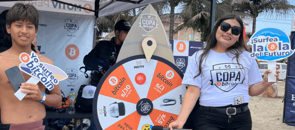 Surfistas de Huanchaco con carteles de bitcoin.