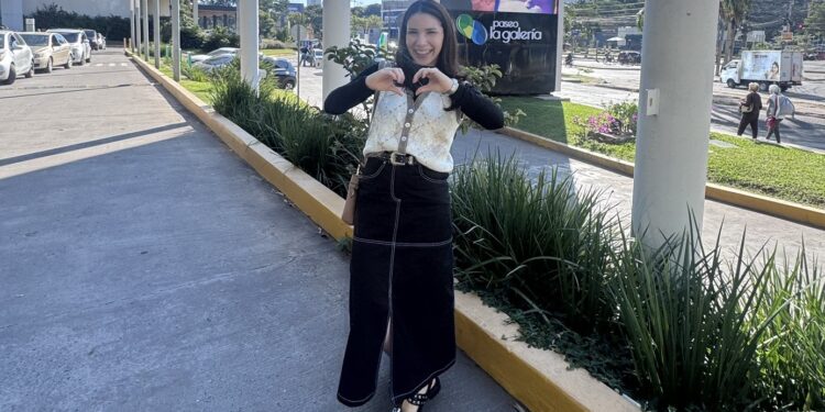 Lorena Almada posa para una foto personal en Paraguay