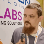 Fotografía de Luke Dashjr hablando en una entrevista.