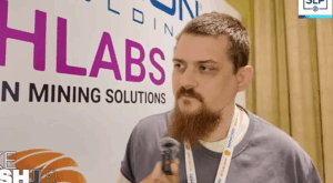 Fotografía de Luke Dashjr hablando en una entrevista.
