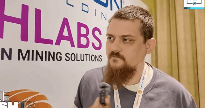 Fotografía de Luke Dashjr hablando en una entrevista.