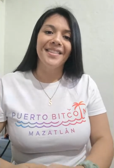 Una mujer luciendo una camiseta de Puerto Bitcoin Mazatlán de México.