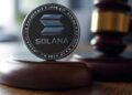 Grok: genera una imagen de una moneda de Solana junto a un martillo judicial y al logo de la SEC de Estados Unidos. El formato debe ser 16:9