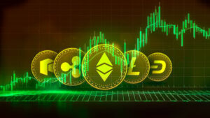 Criptomonedas verdes delante de un gráfico de velas.