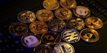 Muchas criptomonedas doradas sobre una mesa