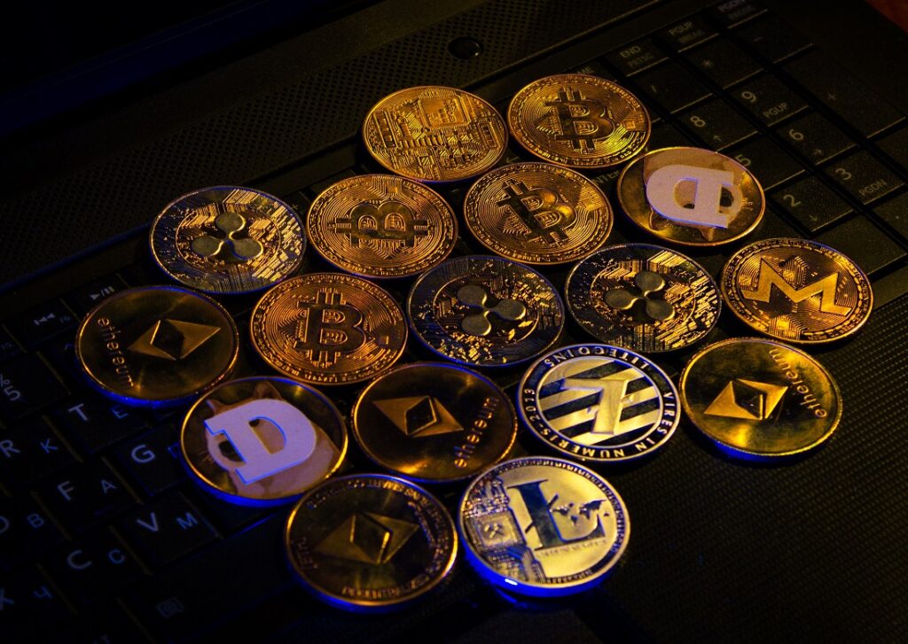Muchas criptomonedas doradas sobre una mesa