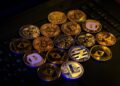Muchas criptomonedas doradas sobre una mesa