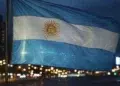 bandera de Argentina ondea sobre Buenos Aires