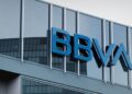 Logo de BBVA en un edificio corporativo de la empresa.