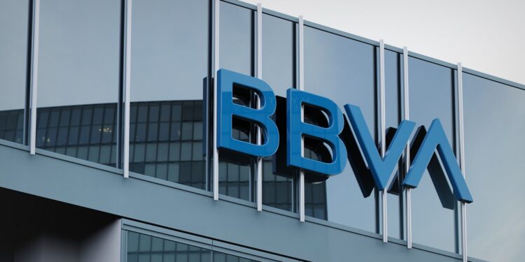 Logo de BBVA en un edificio corporativo de la empresa.