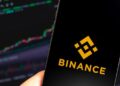 Un celular con el logo de Binance.