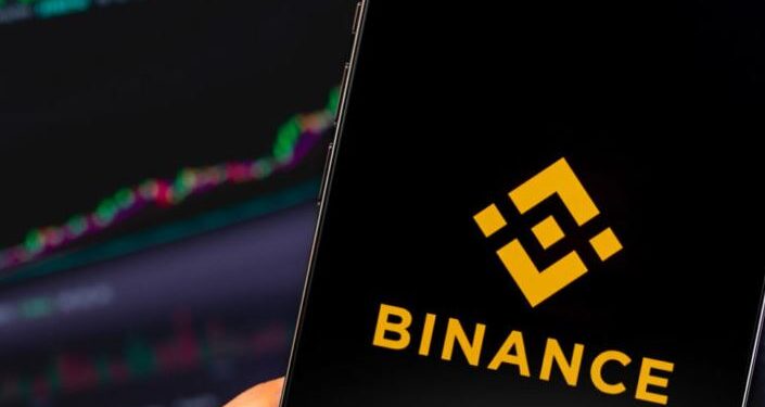 Un celular con el logo de Binance.