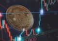BTC sobre gráficas de precio en un fondo negro.