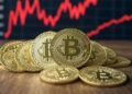 monedas de bitcoin con un gráfico de precios de fondo.