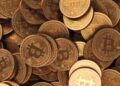 Monedas de BTC amontonadas.