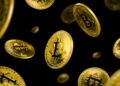Monedas de bitcoin en un fondo negro.