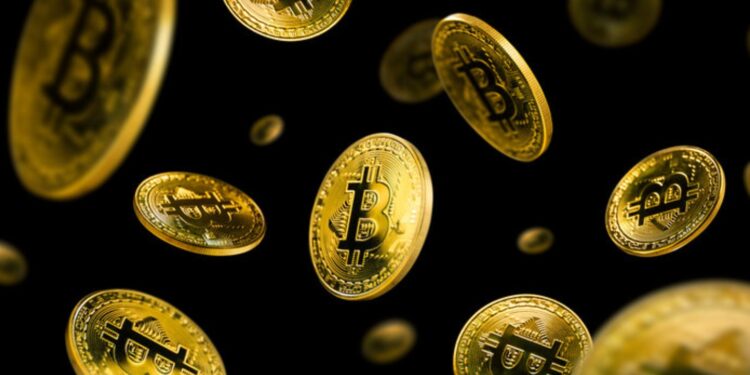 Monedas de bitcoin en un fondo negro.