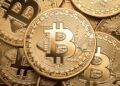 Monedas de BTC apiladas.