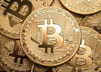 Monedas de BTC apiladas.