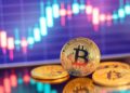 Bitcoin con gráficas de fondo.