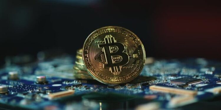 Bitcoin sobre una tarjeta de computadora.