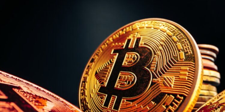 Moneda de bitcoin con fondo negro.