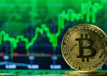 Bitcoin con gráficas verdes en el fondo.