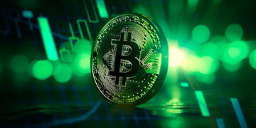 Moneda de bitcoin con un fondo verde.