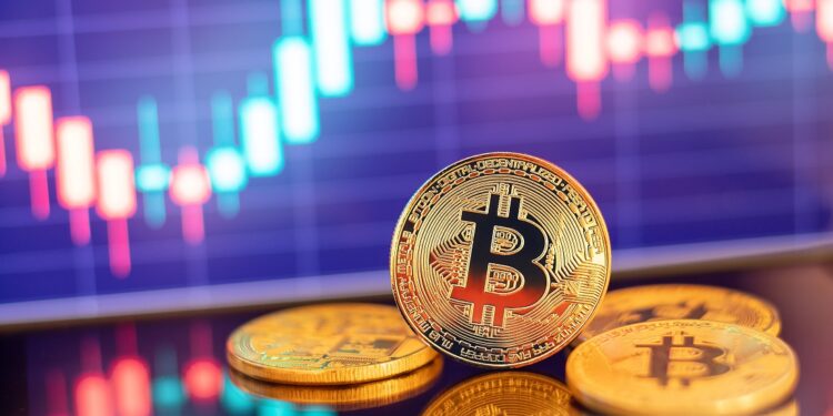 Monedas físicas de bitcoin y gráfico de precio.