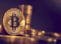BTC con monedas apiladas.