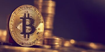 BTC con monedas apiladas.