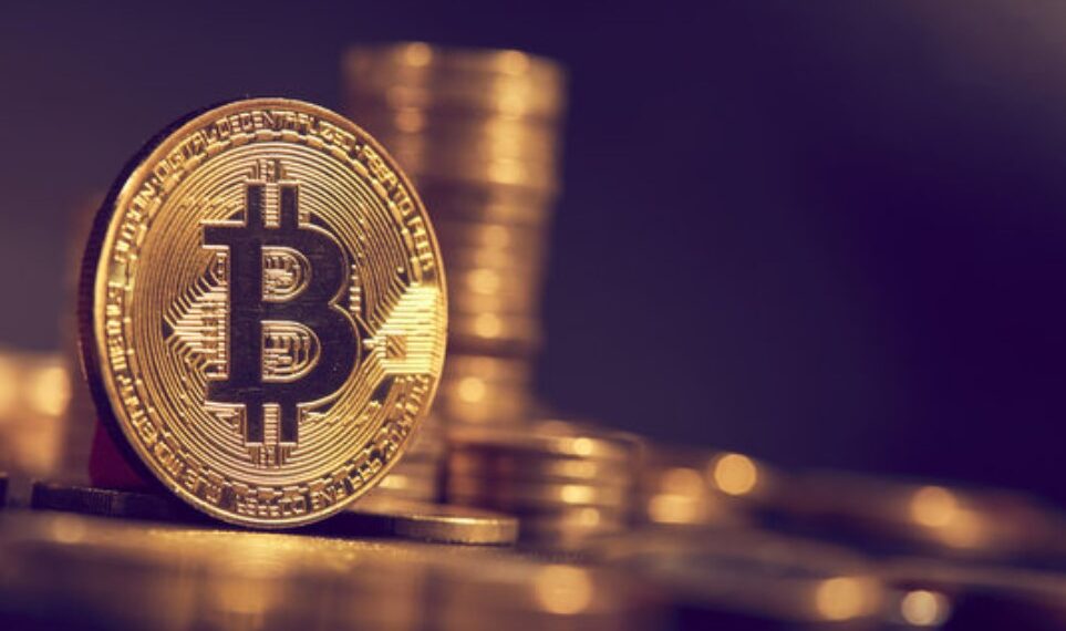 BTC con monedas apiladas.