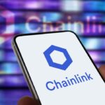 Teléfono móvil con el logo de Chainlink