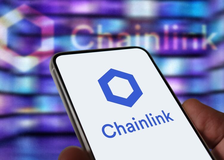 Teléfono móvil con el logo de Chainlink